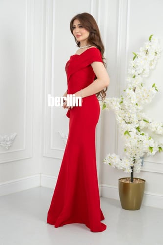 فستان سهرة فاخر باللون الأحمر بتصميم راقٍ وأكتاف م...