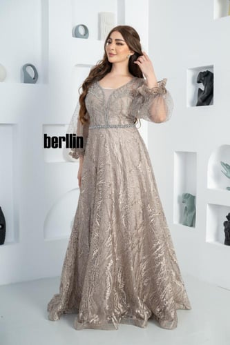 فستان سهرة ماكسي مميز بكم بف وبقصة واسعة لون بيج