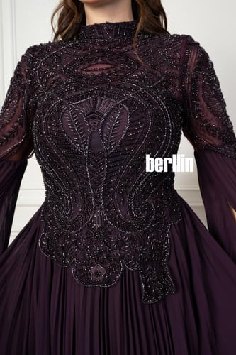 فستان سهرة خناقي مميز بالتطريز بأكمام كيب مزينه لو...