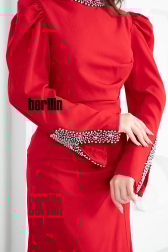 فستان سهرة طويل بأكمام مميزة بالفصوص لون احمر