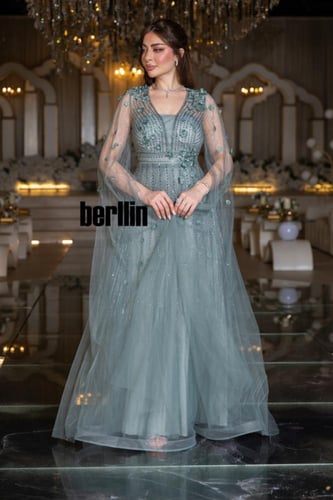 فستان سهرة طيف الزمرد بكاب تول مطرّز وزهور ثلاثية