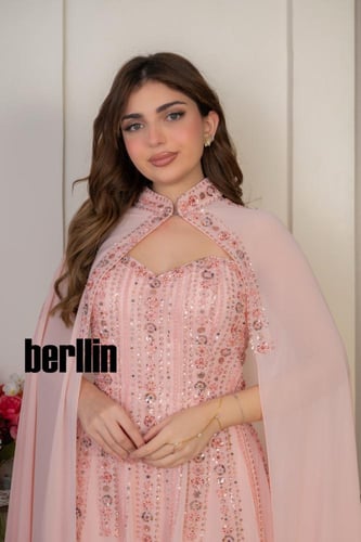 فستان سهرة ناعم بلون السيمون الوردي مع تطريز شك يد...