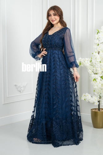 فستان سهرة كحلي براق بأكمام جرس وتطريز أوراق