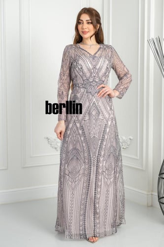 فستان سهرة بنقشة فهد مطرّز بتفاصيل فاخرة وأكمام شف...