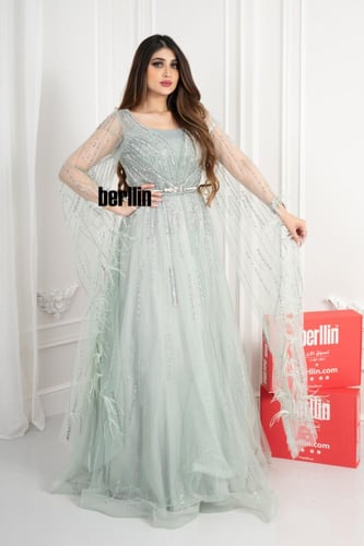 فستان سهره مزين بالريش والفصوص بأكمام كيب لون تيفا...