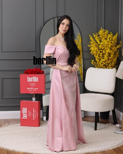 فستان سهره مطرز بتصميم ذيل لون زهري