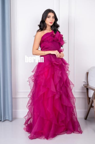 فستان سهرة بأكتاف مكشوفة وكشكش راقي