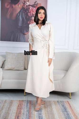 فستان بيج أنيق بقصة ملفوفة وتطريزات لؤلؤية فاخرة