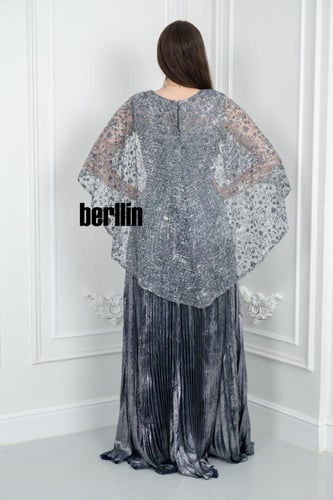 فستان سهرة رمادي بتصميم مزين بكاب دانتيل أنيق وطيا...