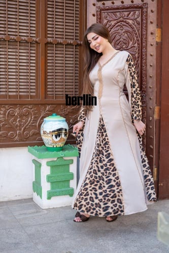 جلابية ملكي بتطريز ذهبي مزين بنقش نمري لون بيج