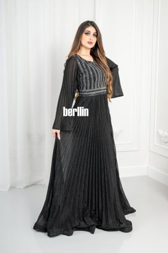 فستان بليسية بأكمام كيب مفتوحة مزين بالفصوص لون اس...