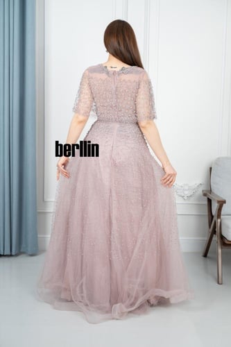 فستان سهرة فخم مزين بتطريزات خرزية براقة لون لحمي