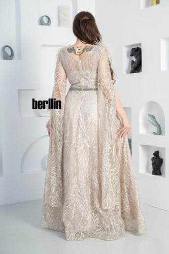 فستان سهرة طويل مطرز بتصميم كيب ريش فخم