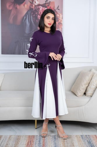 فستان أنيق بلون بنفسجي ملكي مع لمسات ربطات بيضاء