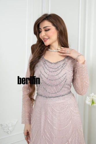 فستان سهرة وردي فاتح مطرز بأقواس خرز وحزام لامع