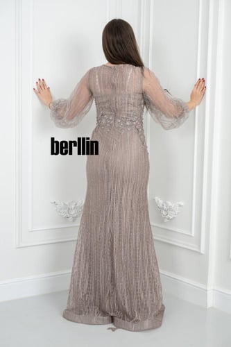 فستان سهرة أنيق لحمي غامق مطرز مع أكمام شفافة منفو...