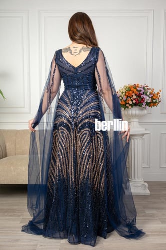 فستان سهرة مزين بالترتر بأكمام كيب شفاف لون كحلي