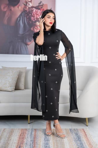 فستان أسود ماسك أنيق بتطريزات فاخرة وأكمام كاب شفا...