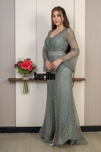 فستان سهرة أخضر ساج مطرّز بتصميم أنيق وأكمام شفافة...