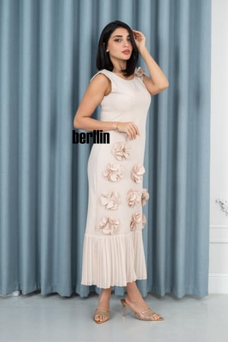 فستان بيج ناعم بتفاصيل راقية ومميز بوردة ثلاثية ال...