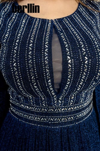 فستان بليسية بأكمام كيب مفتوحة مزين بالفصوص لون كح...