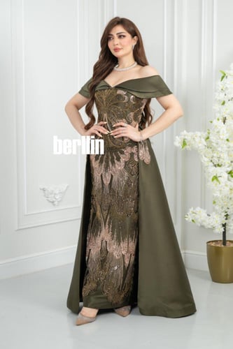 فستان سهرة زيتوني بقصة عمودية مطرزة ياقته أوف شولد...