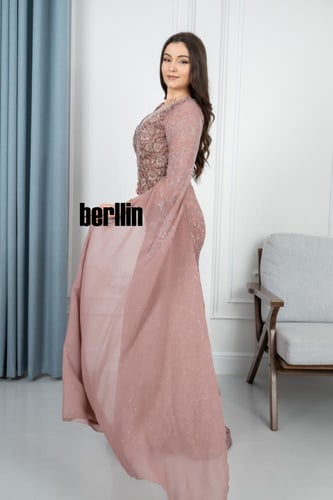 فستان سهرة طويل بأكمام كيب مطرز ومزين بالفصوص لون...