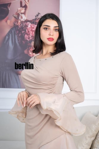 فستان بيج مع تصميم درابية على الصدر يتميز بأكمام و...