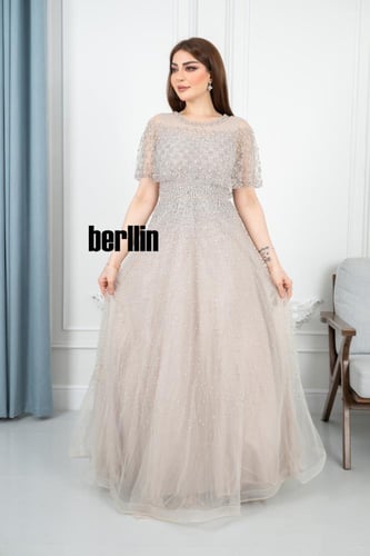 فستان سهرة فخم مزين بتطريزات خرزية براقة لون بيج ف...