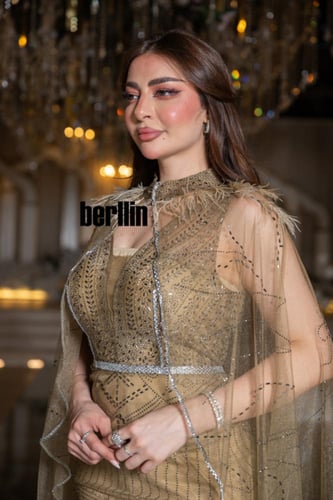 فستان سهرة حرير العنبر بكاب ملكي وتطريز خرزي فاخر