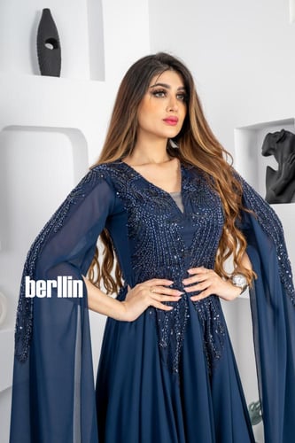 فستان سهرة مزين بشك بأكمام كيب لون كحلي