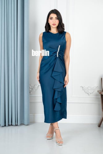 فستان أزرق أنيق بقصة ضيقة وكشكش جانبي فخم