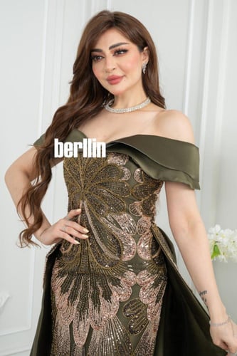 فستان سهرة زيتوني بقصة عمودية مطرزة ياقته أوف شولد...