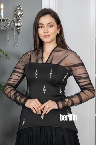 فستان اسود طويل أنيق بتصميم فاخر وتطريزات كرستالية...