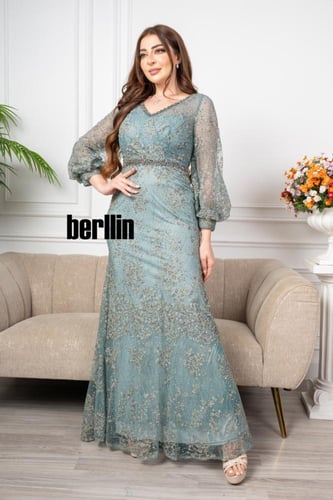 فستان سهرة طويل بنمط أزهار مزين بالخرز والفصوص لون...