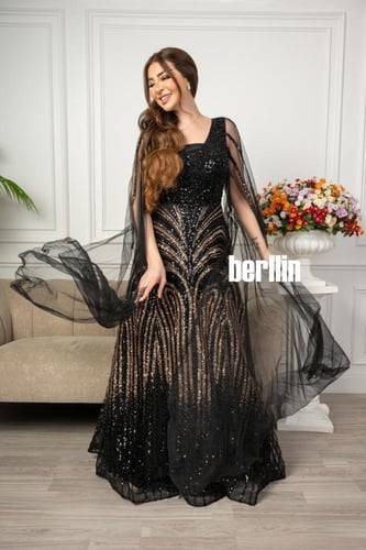 فستان سهرة مزين بالترتر بأكمام كيب شفاف لون اسود