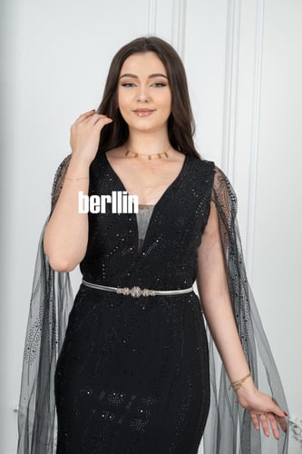 فستان سهرة أسود مزين بتطريزات براقة بقصة ضيقة تبرز...