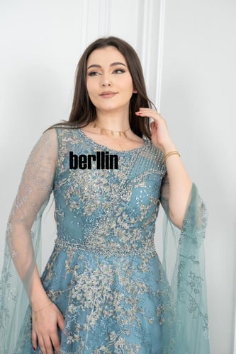 فستان سهرة أزرق ملكي بتطريزات فضية فاخرة وتصميم را...