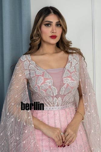 فستان سهرة وردي مطرز بالكامل باكمام شفافة طويلة وت...