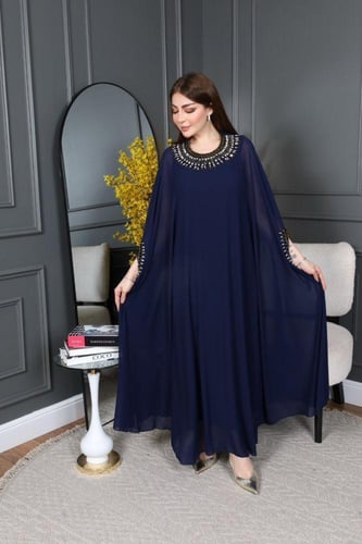 جلابية فاخرة بتصميم فضفاض مزينة بتطريزات خرزية ذهب...