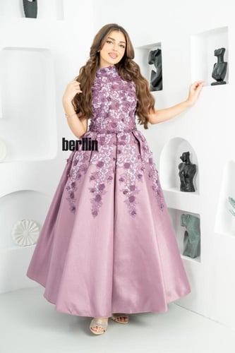 فستان سهرة موف فاتح بورود بارزة بياقة عالية