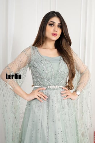 فستان سهره مزين بالريش والفصوص بأكمام كيب لون تيفا...