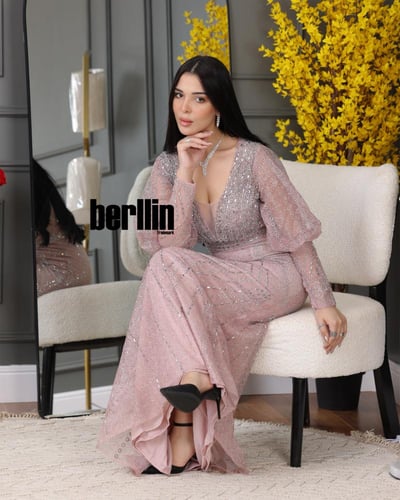 فستان سهره طويل مزين بفصوص لون وردي