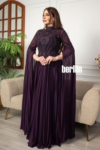 فستان سهرة خناقي مميز بالتطريز بأكمام كيب مزينه لو...