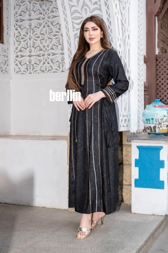 جلابية سوداء أنيقة بخطوط ذهبية فاخرة