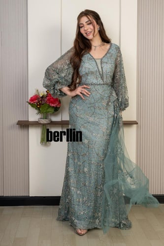 فستان سهرة اخضر ساجي مطرّز بتفاصيل فاخرة وأكمام شف...