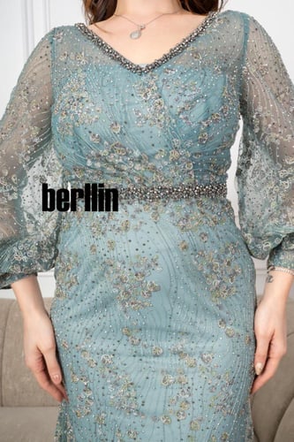 فستان سهرة طويل بنمط أزهار مزين بالخرز والفصوص لون...