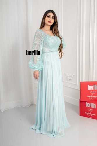 فستان سهرة طويل بليسية مزين بالؤلؤ لون تيفاني