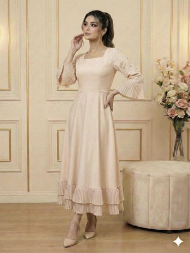 فستان كريمي ميدي بأكمام تول مطرزة بالزهور وحافة بل...