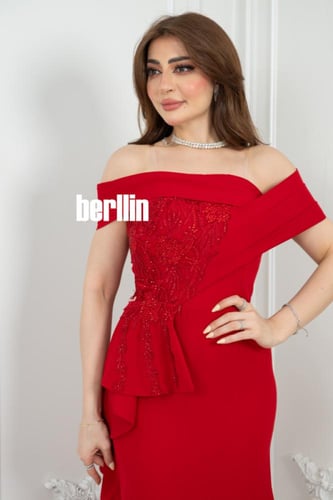 فستان سهرة فاخر باللون الأحمر بتصميم راقٍ وأكتاف م...